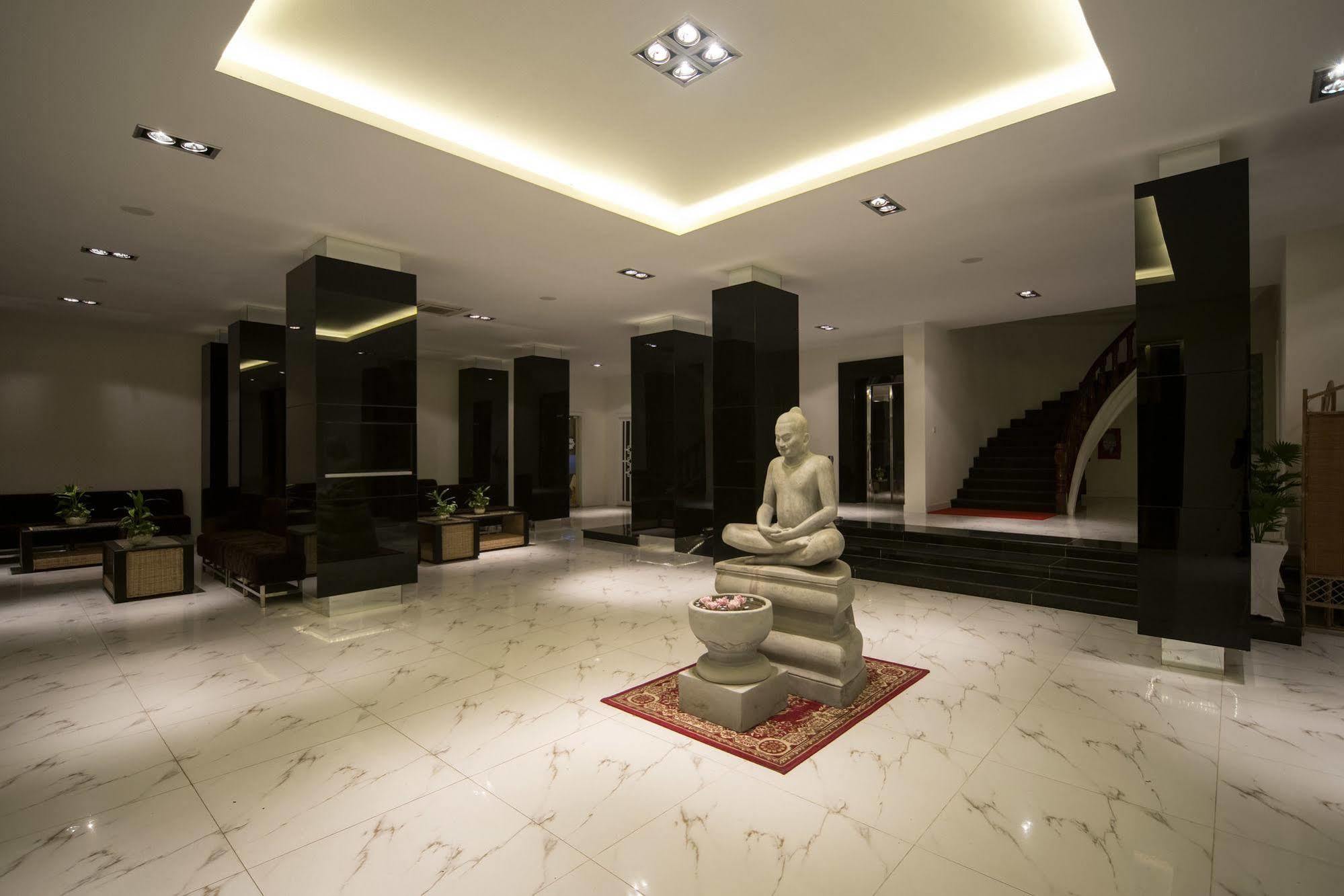 Altos Hotel Phnom-Penh Buitenkant foto