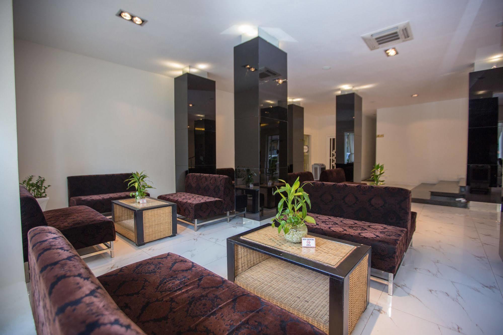 Altos Hotel Phnom-Penh Buitenkant foto