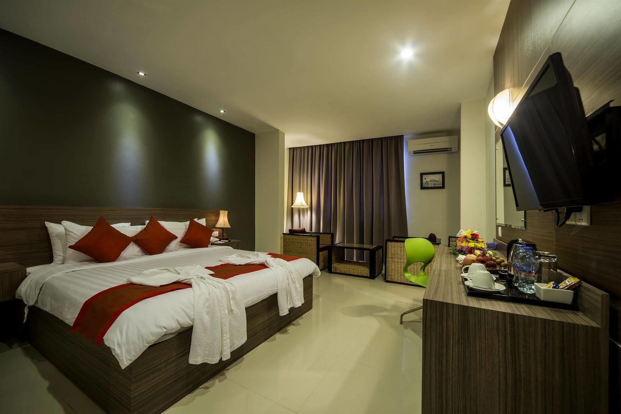 Altos Hotel Phnom-Penh Buitenkant foto