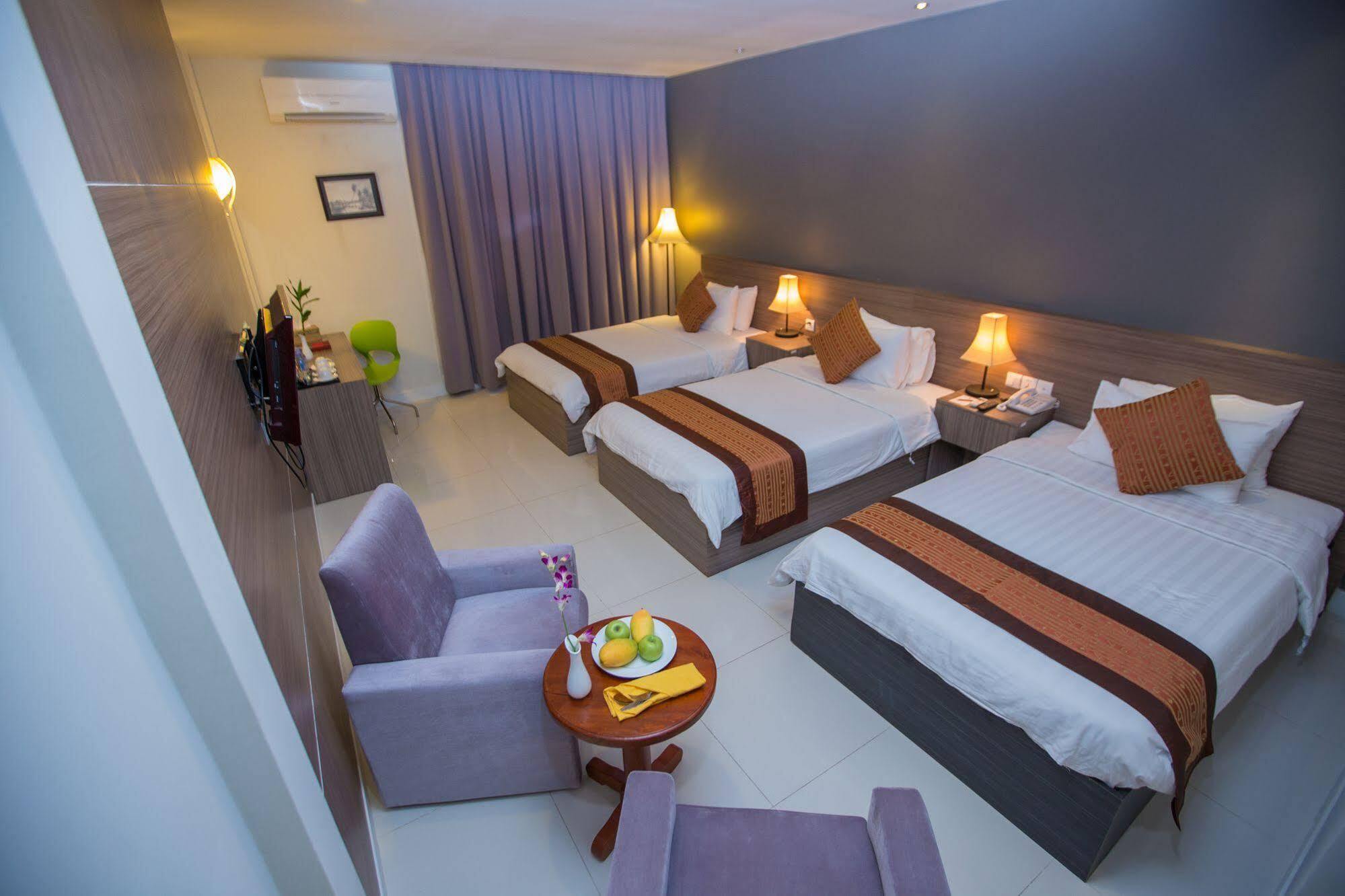 Altos Hotel Phnom-Penh Buitenkant foto
