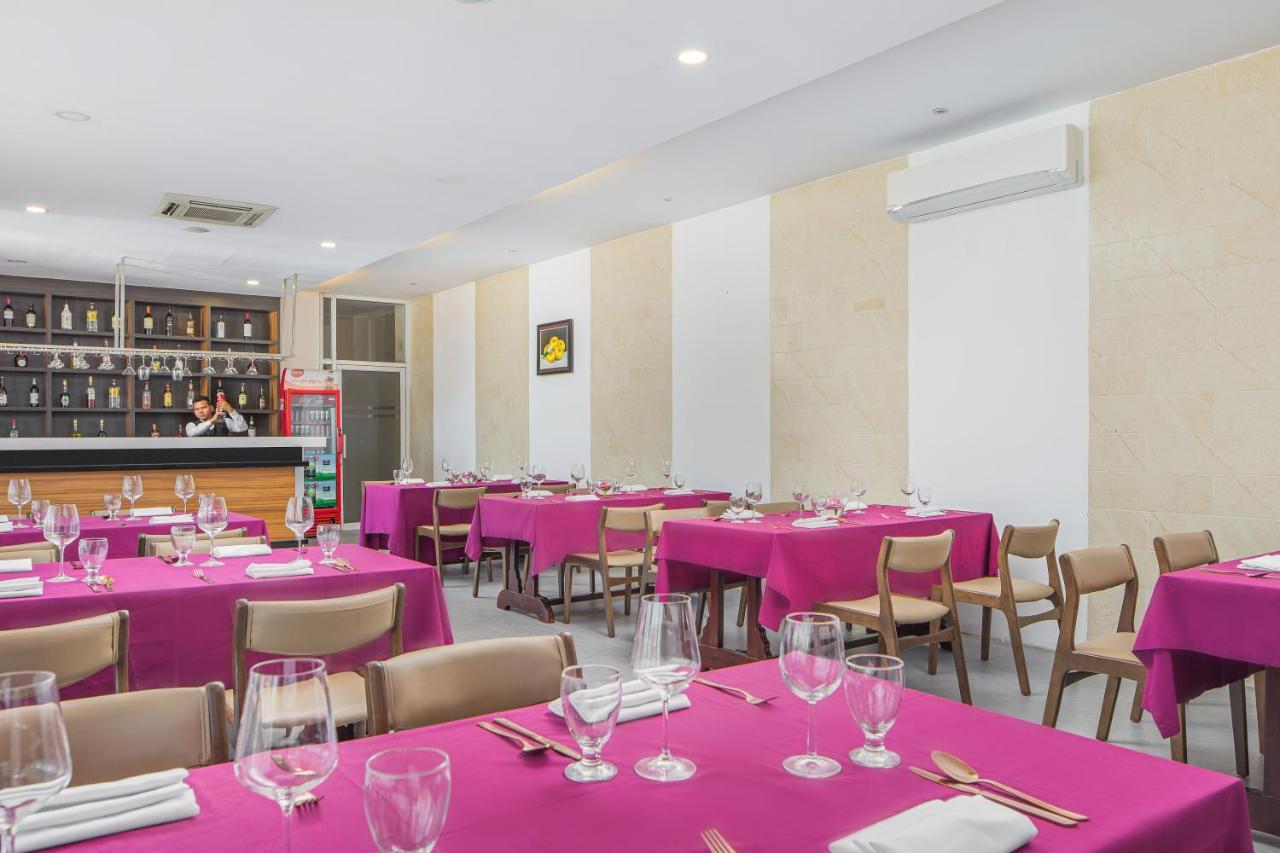 Altos Hotel Phnom-Penh Buitenkant foto